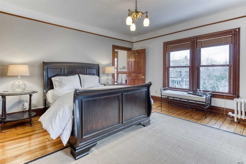 Large Room, 1 Queen Bed photo 1