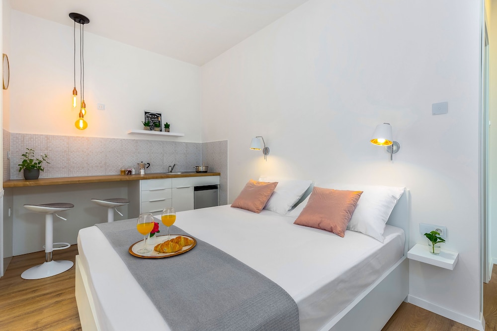 Romantic Apartment, 1 Queen Bed, Non Smoking, Kitchenette photo 2