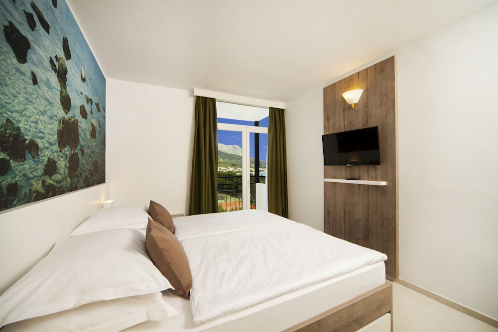 Standard Double Room, Balcony, Partial Sea View - Photo 3