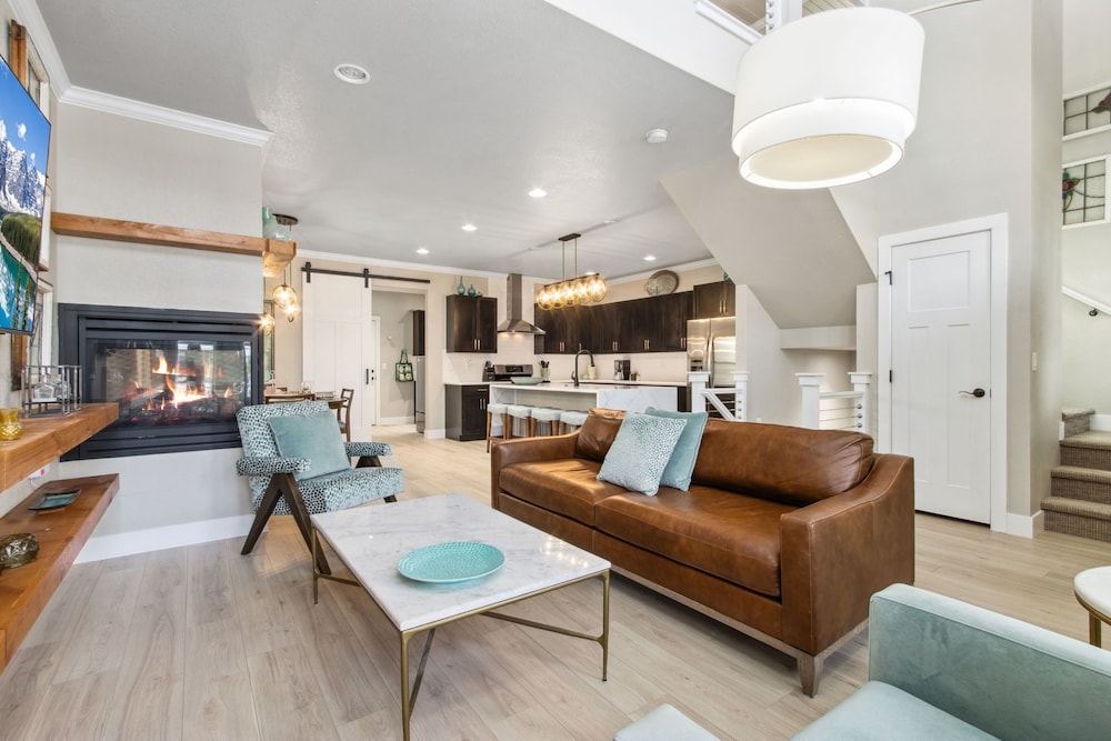 House, Multiple Beds, Patio, Mountain View (381 Osiander Street) photo 3