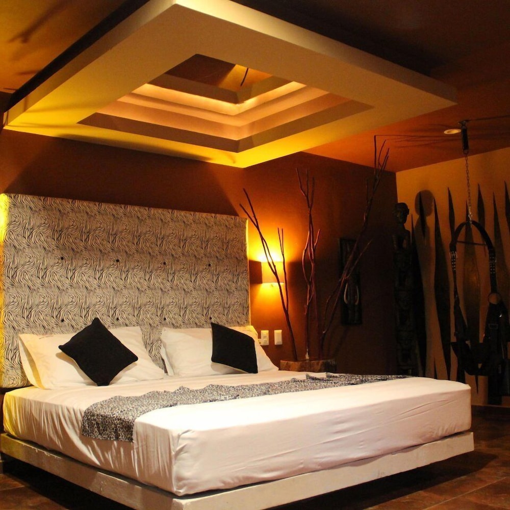 Suite Africa with Round Bed