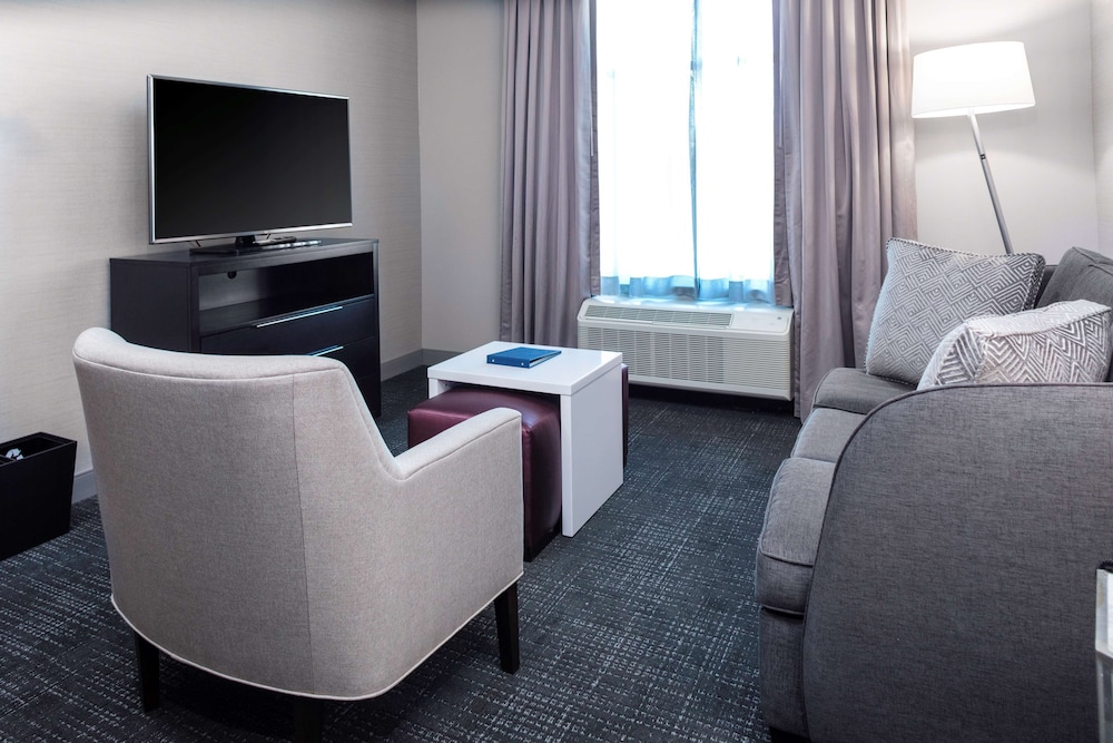 Suite, 1 King Bed, Accessible (Roll-In Shower) photo 1