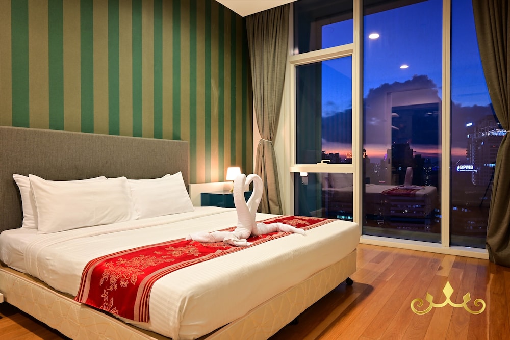 Luxury Suite (High Floor Twin Tower View) photo 2