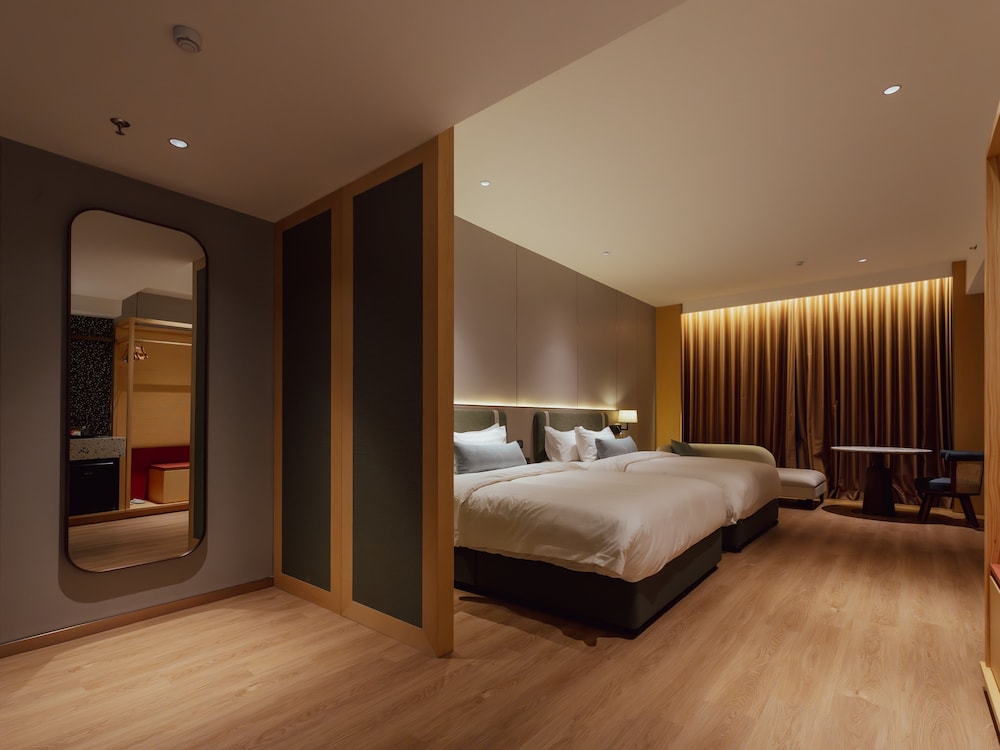 Deluxe Quadruple Room, City View