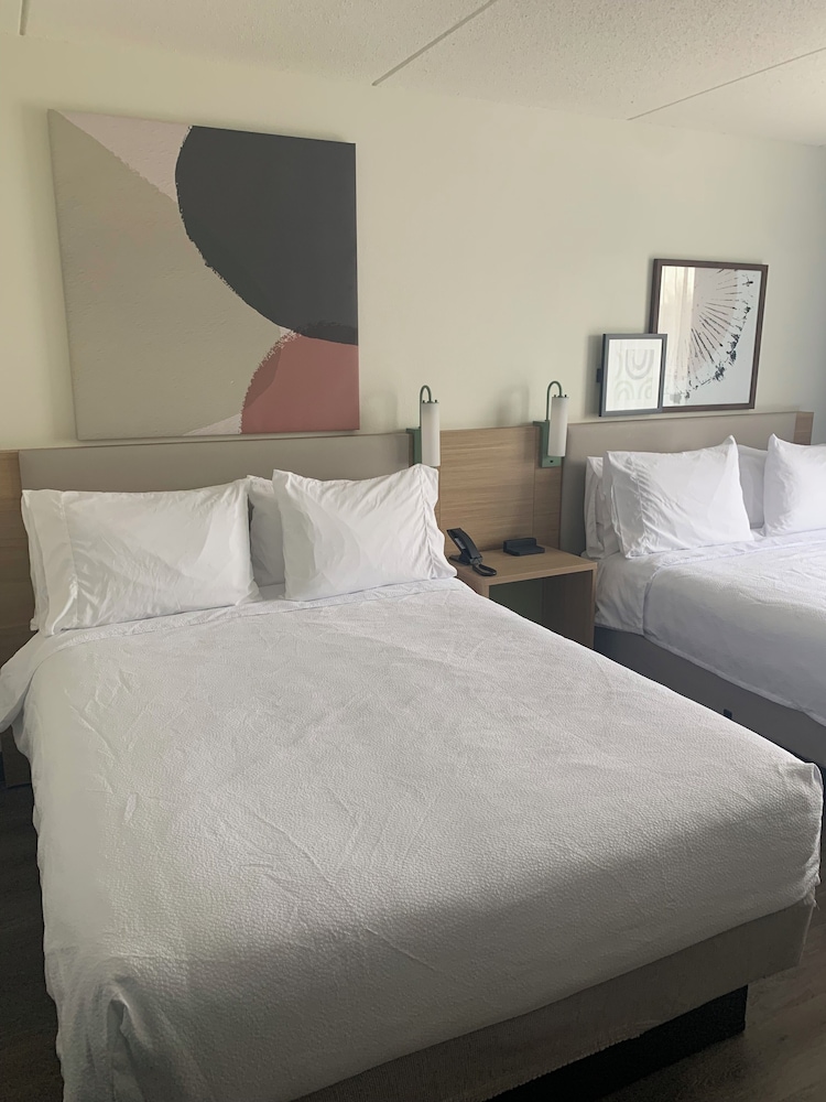 Room, 2 Queen Beds, Accessible, Bathtub - Photo 3