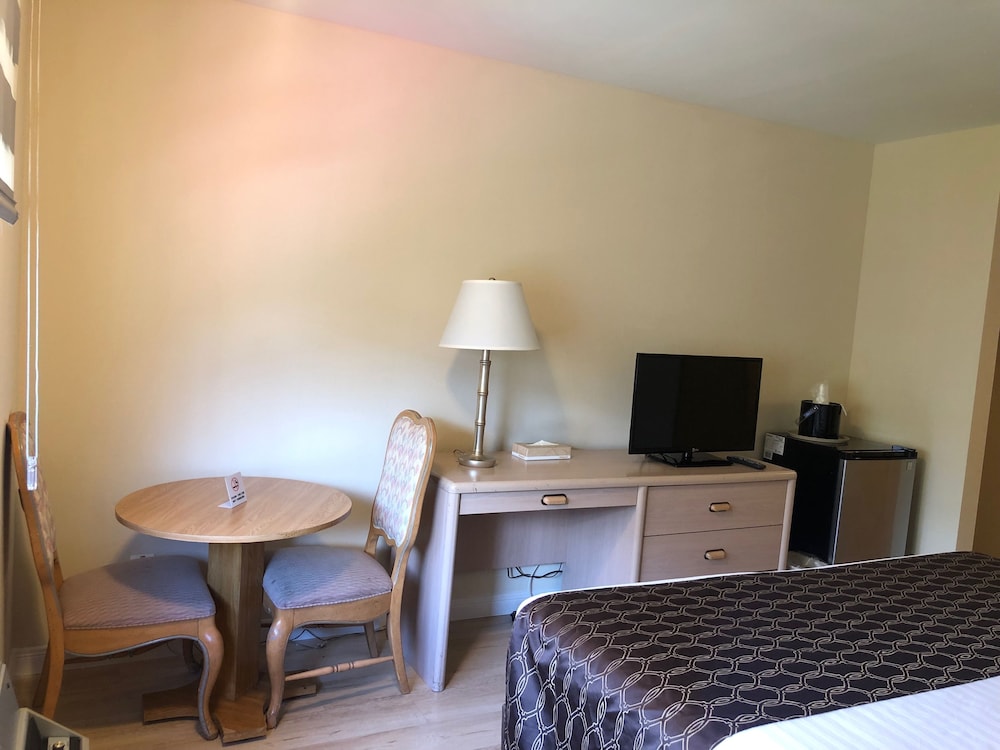 Economy Room, 1 King Bed photo 3