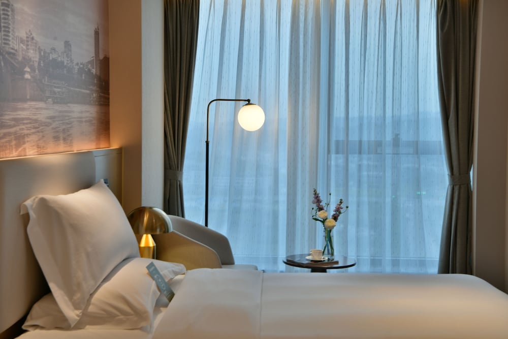 Standard Room, 1 King Bed photo 3