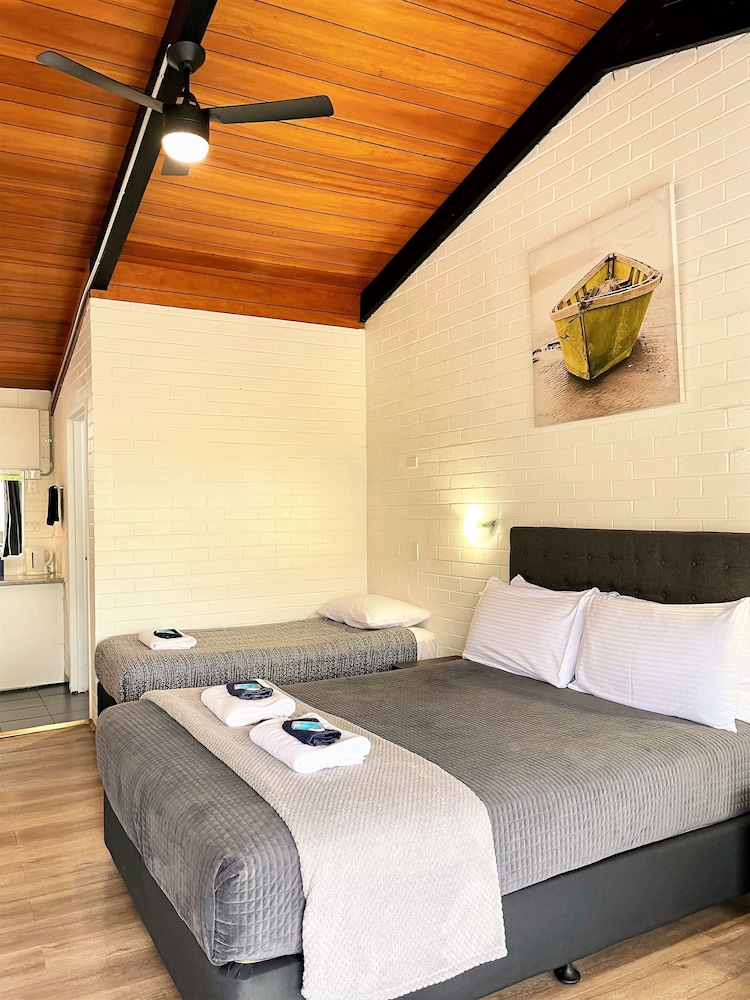 Deluxe Twin Room, Multiple Beds, Accessible, Refrigerator & Microwave photo 3