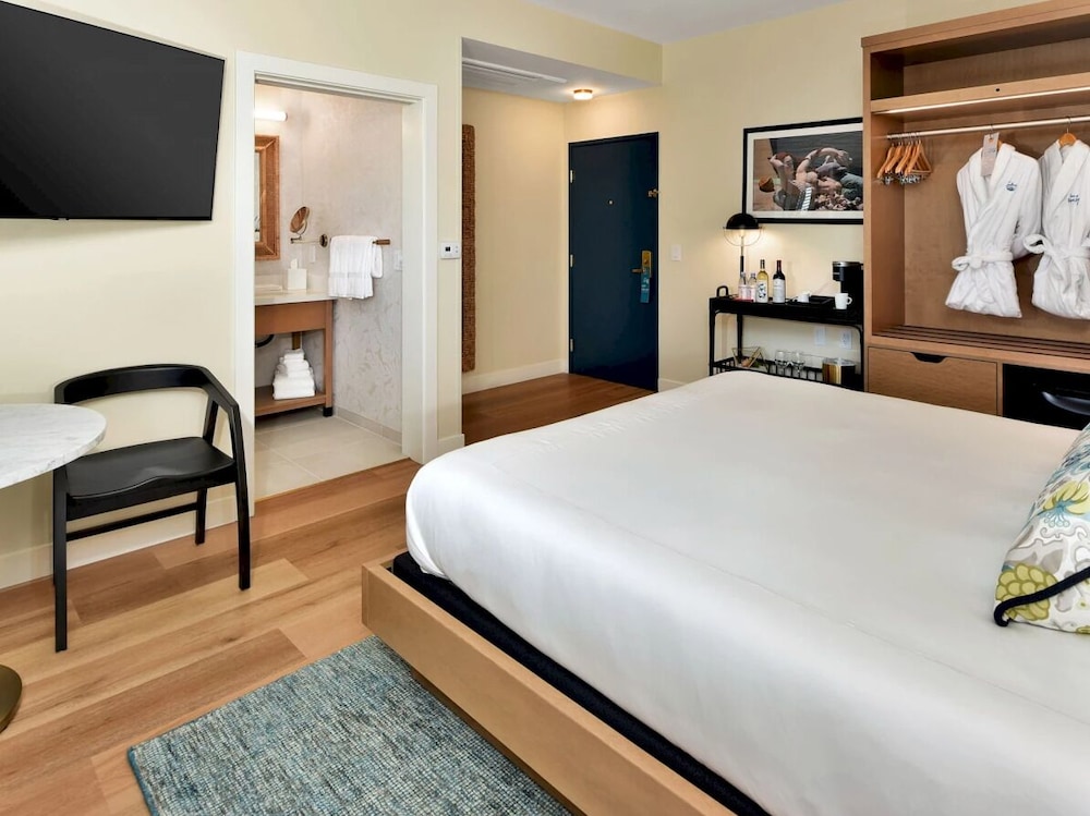 Premium Double Room, Private Bathroom (CALIFORNIA KING - Town View) photo 1