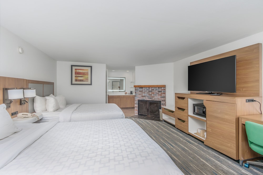 Standard Room, 2 Queen Beds, Fireplace photo 1