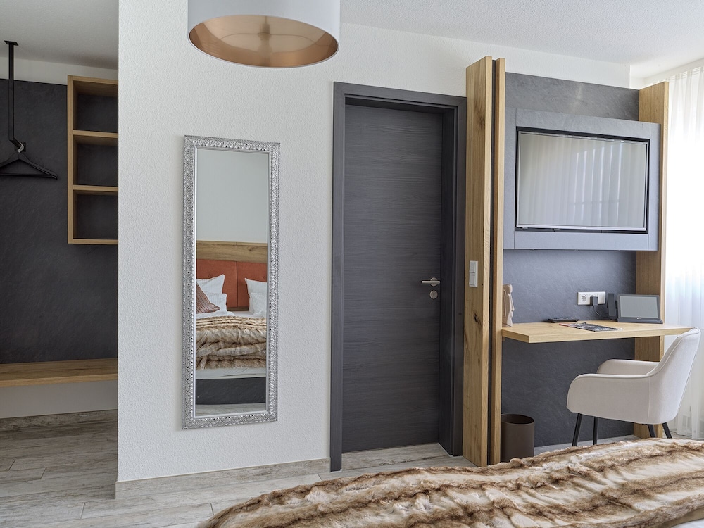 Double Room, Ensuite (seitlichem Seeblick) - Photo 3