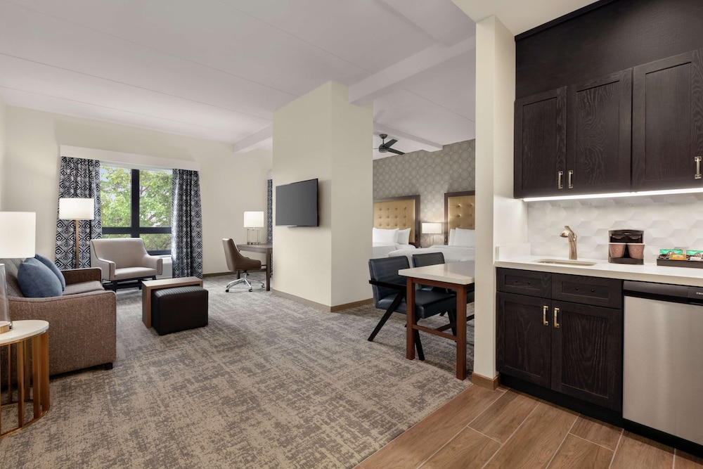 Deluxe Studio, 2 Queen Beds - Photo 3
