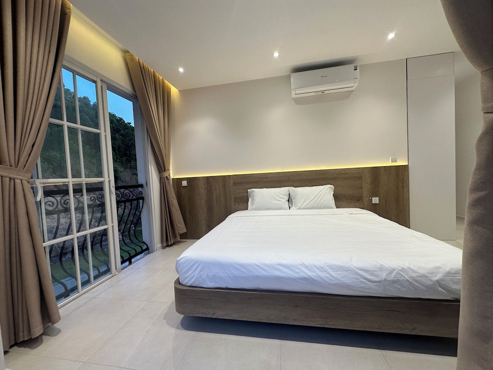Standard Studio, Hill View