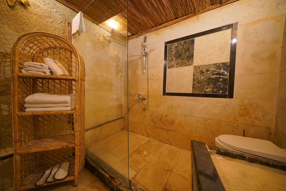 DESTI Triple Cave Room photo 2