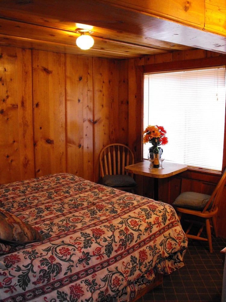Standard Room, 1 Queen Bed photo 3