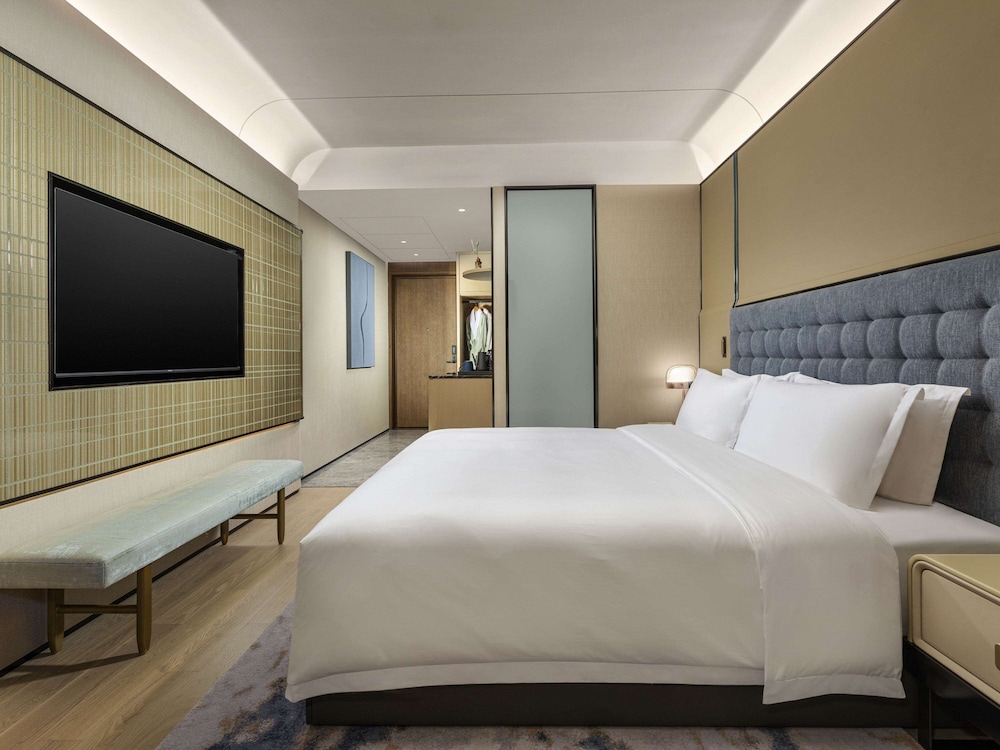 Premier Room, 1 King Bed photo 3