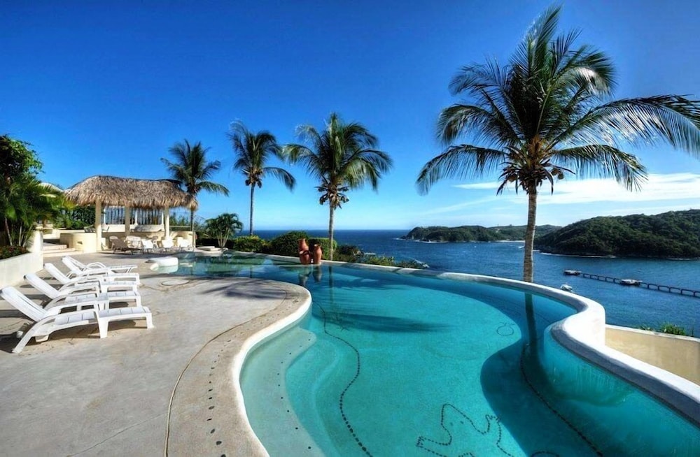 Superior Studio Suite, 1 King Bed, 2 Bathrooms, Pool View photo 2
