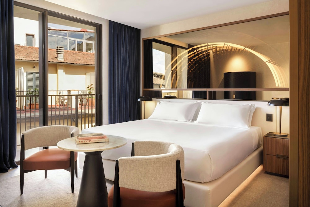 Deluxe Room, 1 King Bed, Balcony photo 3
