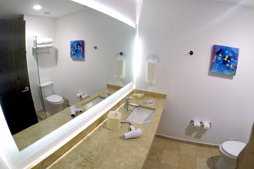 Suite, 2 Queen Beds thumbnail 5