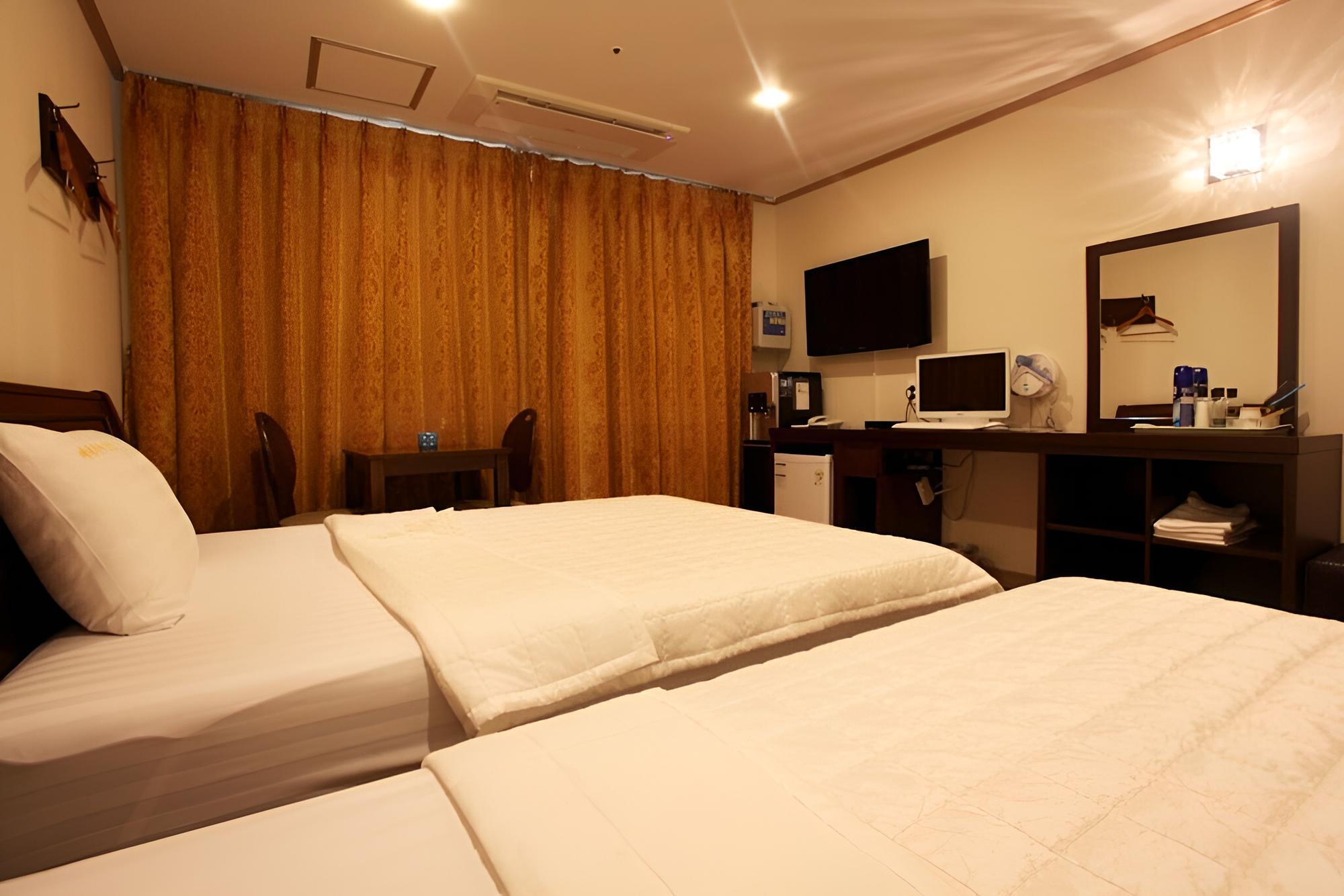 Room (Twin) - Photo 5