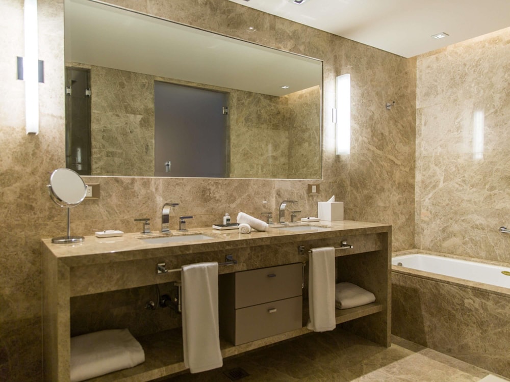 Executive Suite, 1 King Bed, Balcony