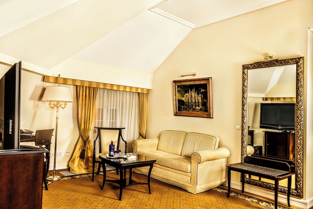 Executive Junior Suite with View to Frauenkirche - Photo 3