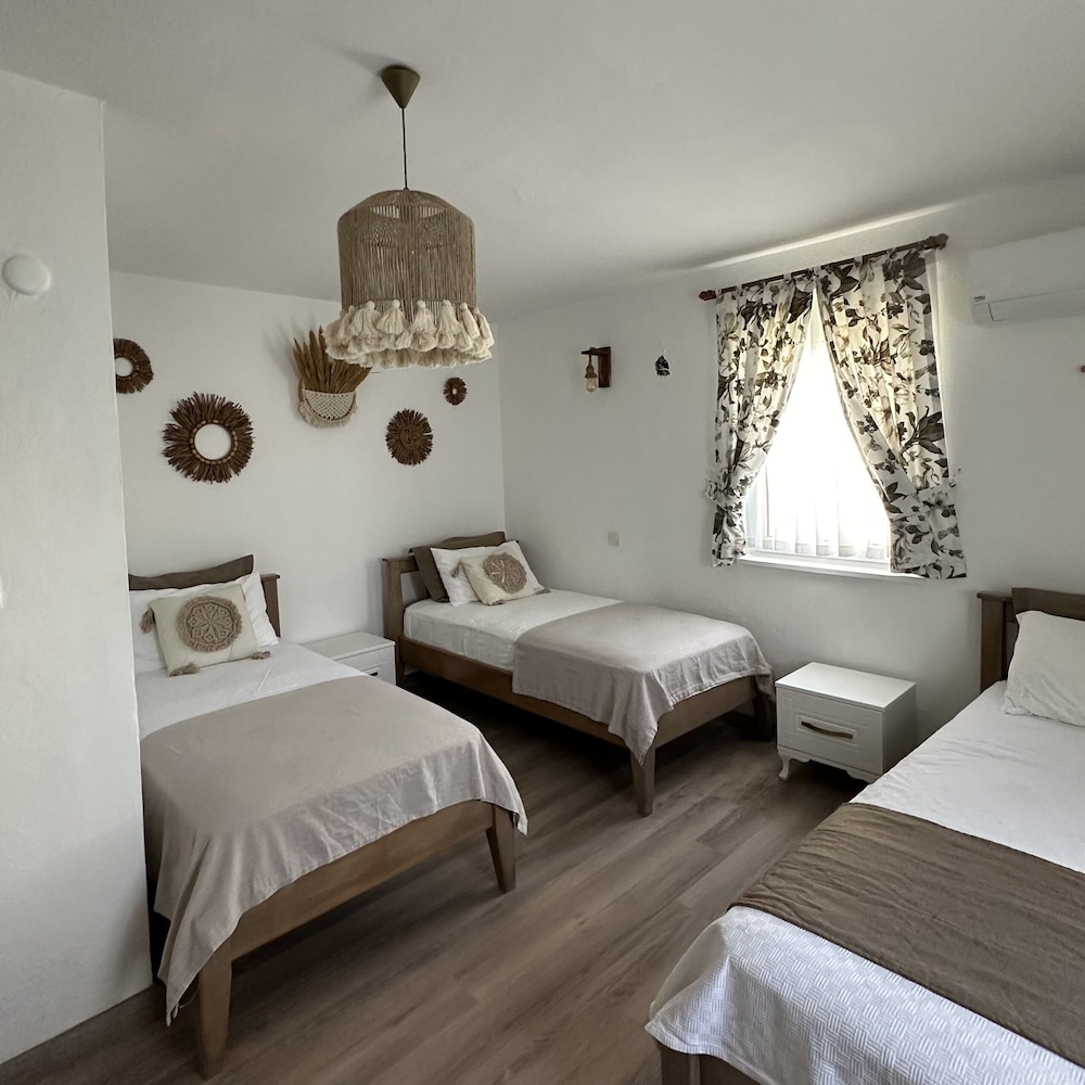 Standard Quadruple Room - Photo 1