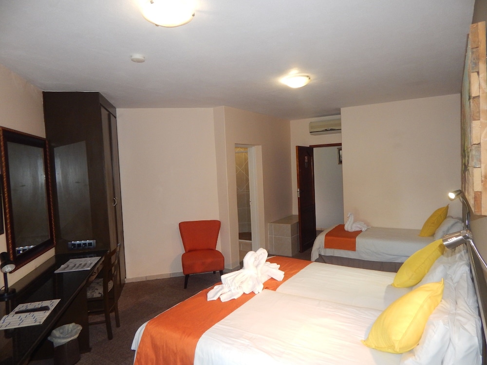 Basic Triple Room, 3 Twin Beds, Garden View, Ground Floor photo 3