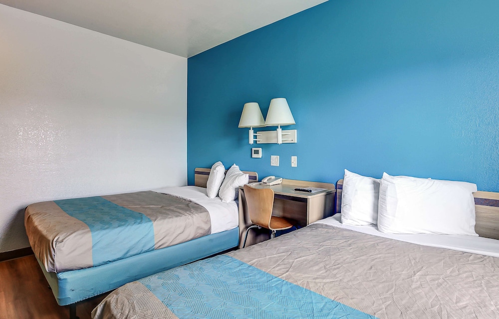 Standard Suite, 2 Queen Beds, Non Smoking photo 1
