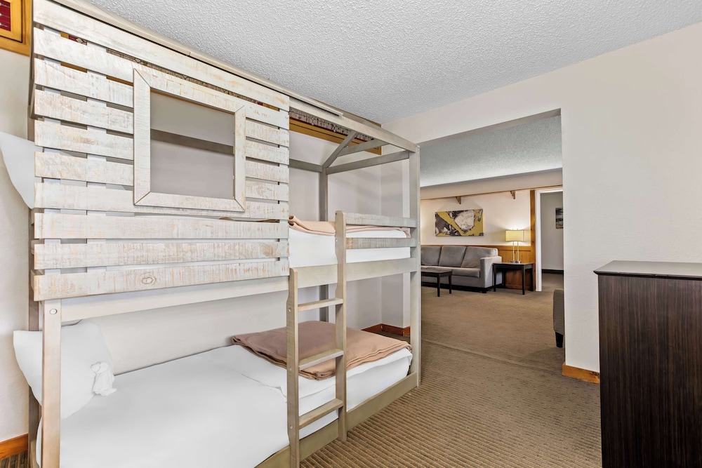 Family Suite, Multiple Beds, Non Smoking, Kitchenette (with Sofabed) photo 3