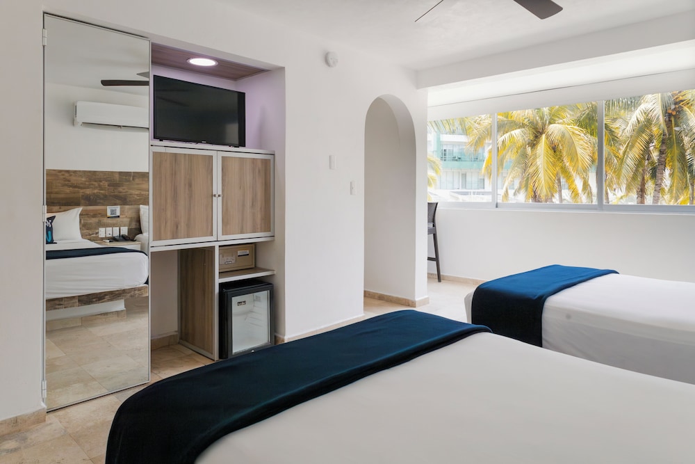Standard Room, 2 Double Beds - Photo 1