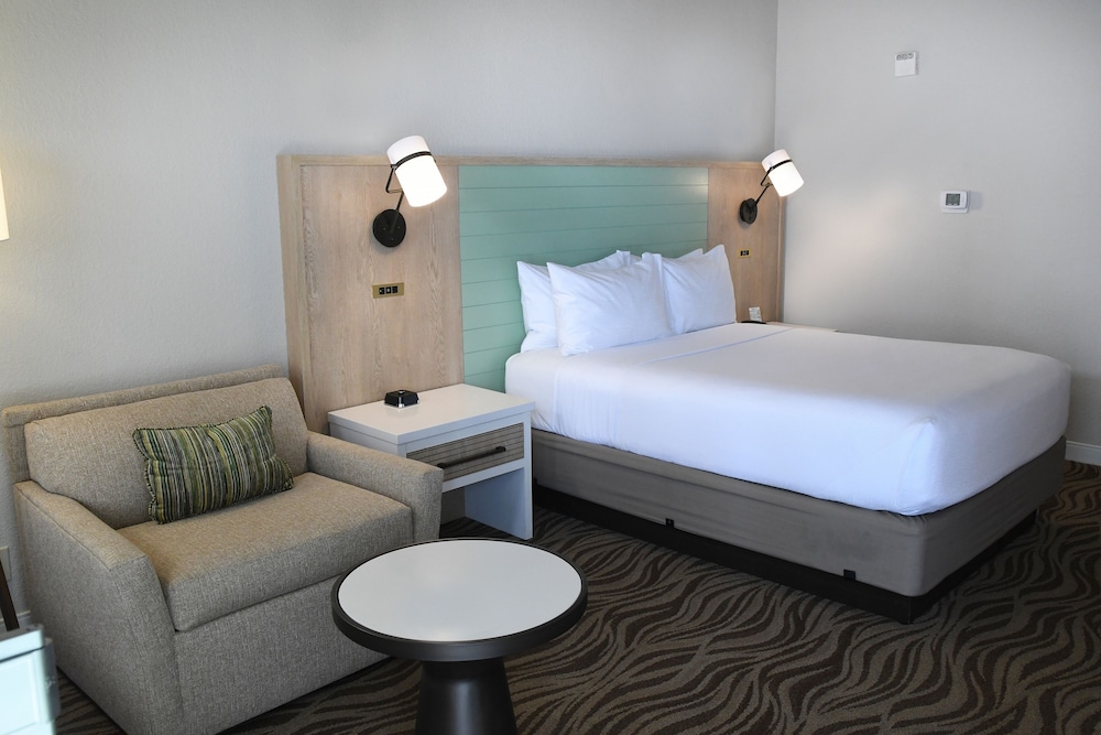 Room, 1 King Bed (Exterior Entry) photo 3