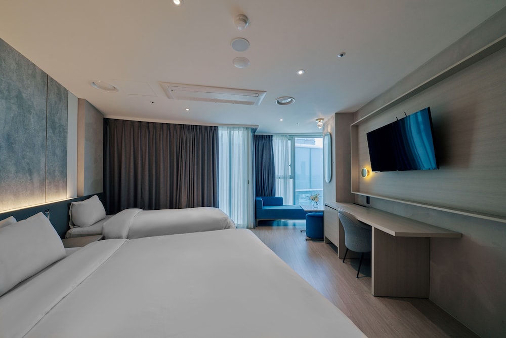 Family Twin Room (No view) - Photo 6