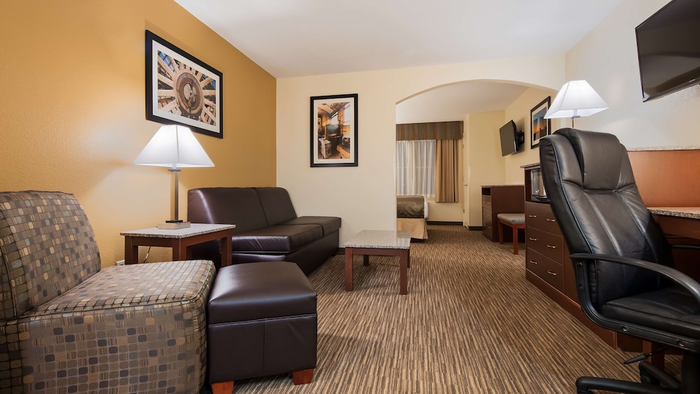 Suite, 1 King Bed, Non Smoking, Refrigerator & Microwave (2nd Floor) - Photo 2