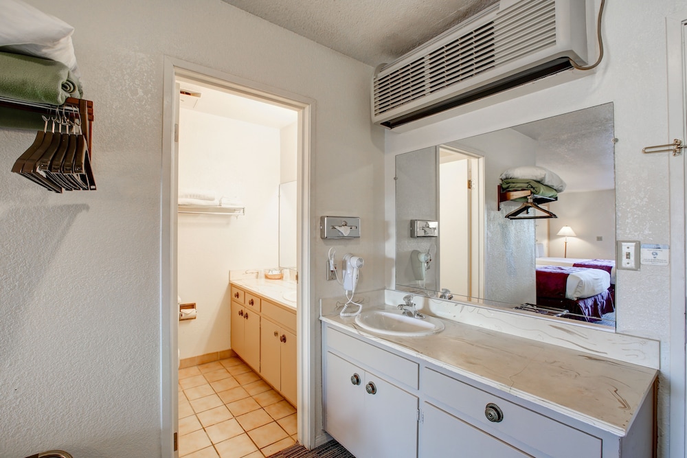 Standard Double Room, 2 Queen Beds, Balcony, Pool View - Photo 4