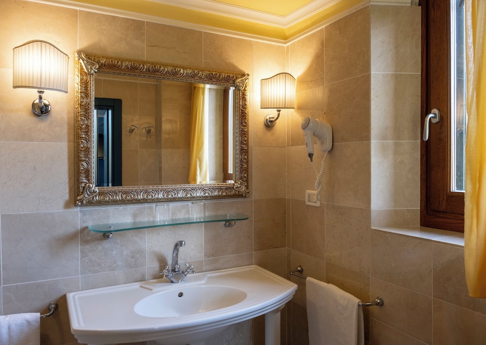 Deluxe Double Room - Photo 11