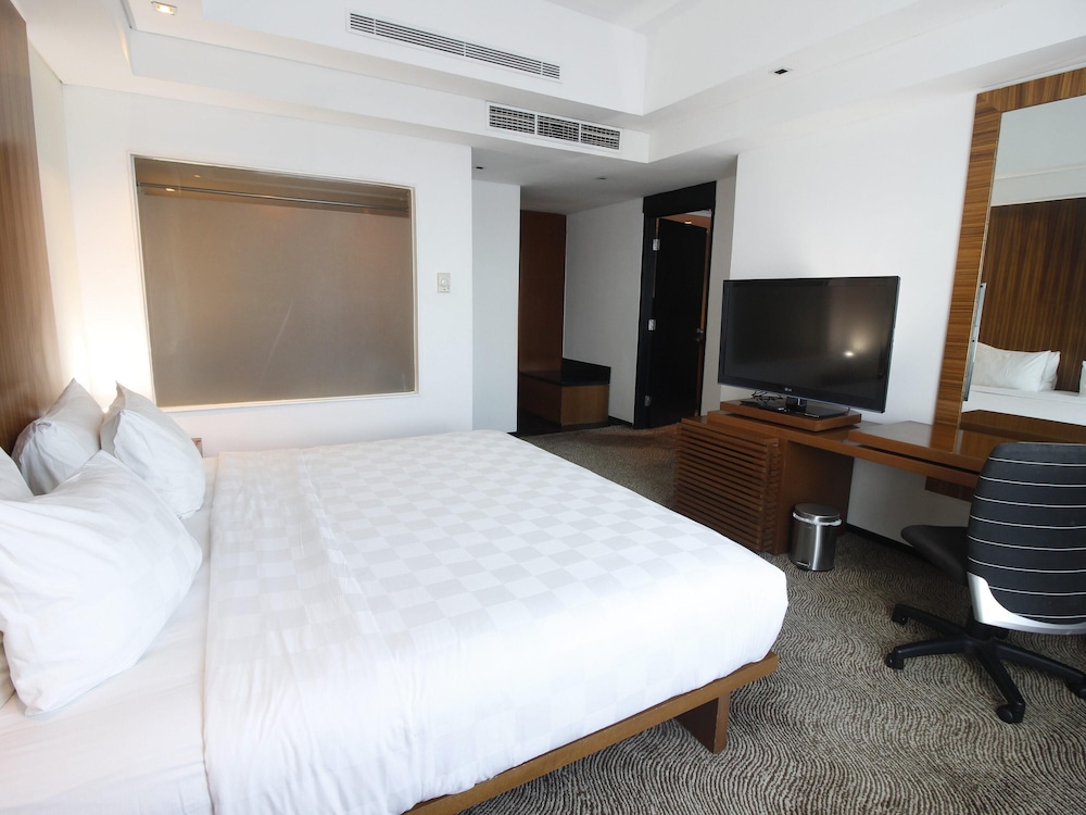 Business Suite, 1 King Bed - Photo 3