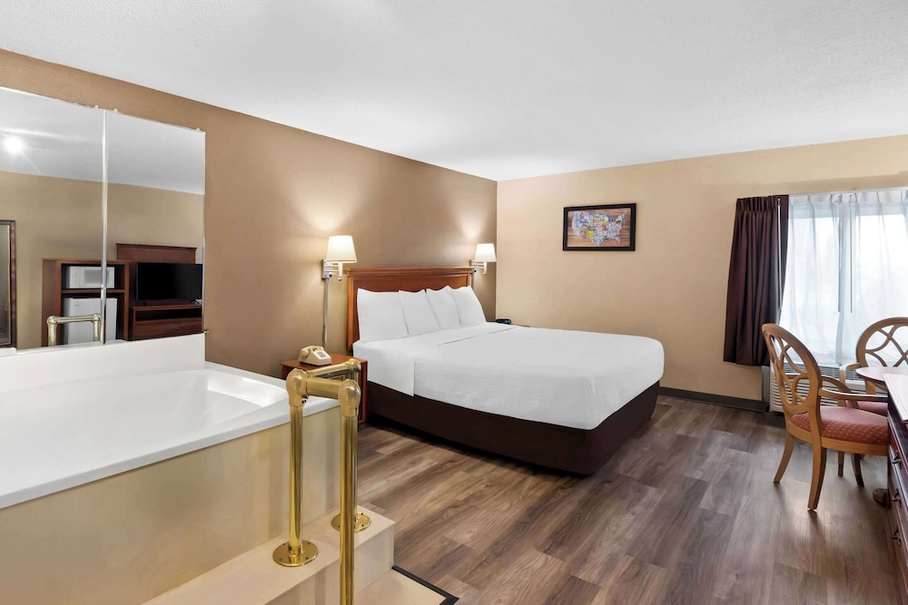 Suite, 1 King Bed, Non Smoking - Photo 8