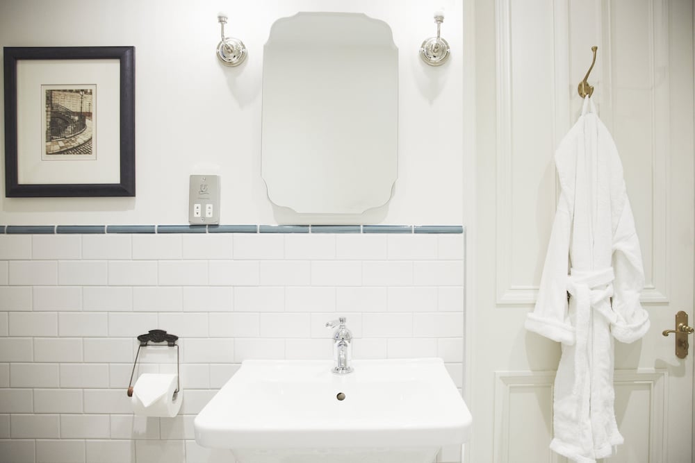 Roseate Junior Suite (located at 4 West Coates)