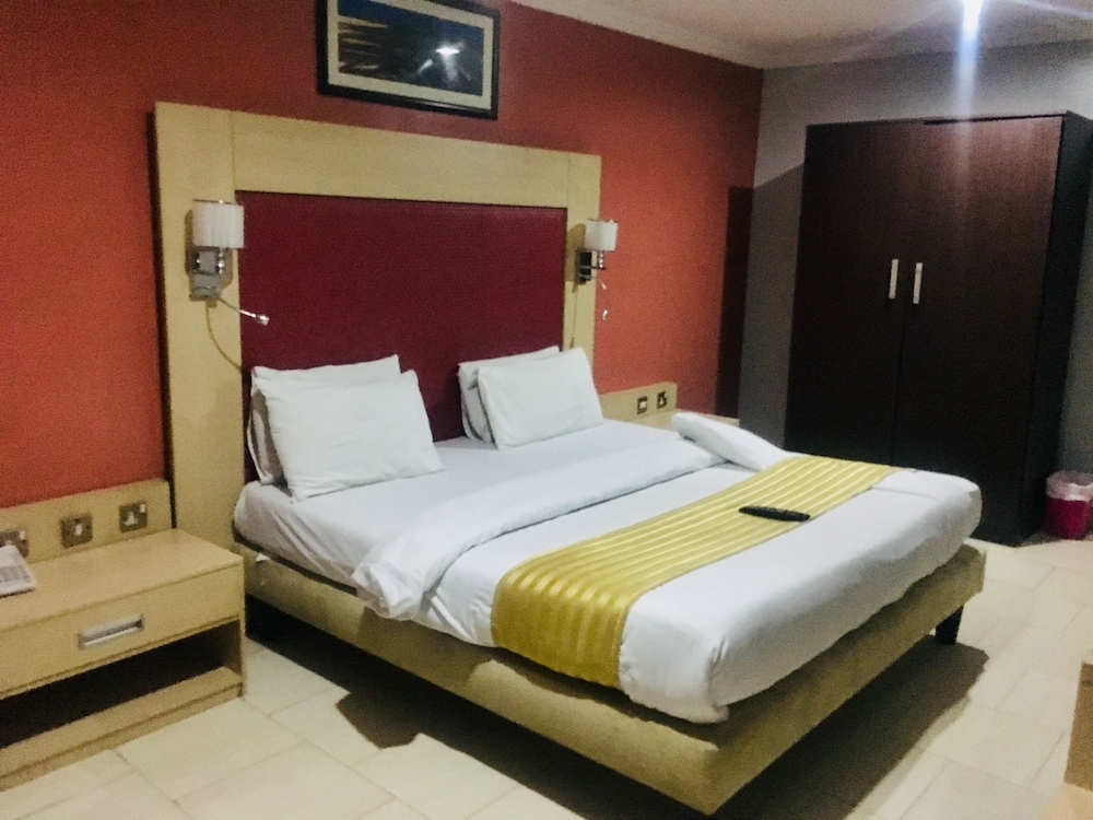 Executive Suite - Photo 3