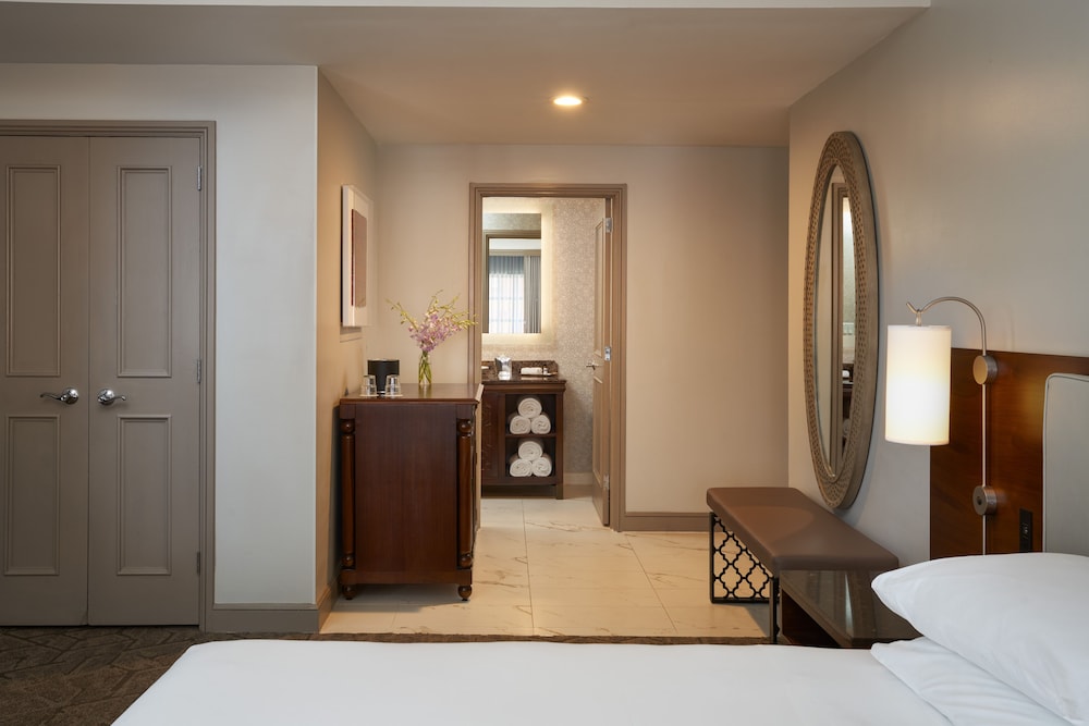 Deluxe Room, 1 King Bed with Sofa bed photo 3