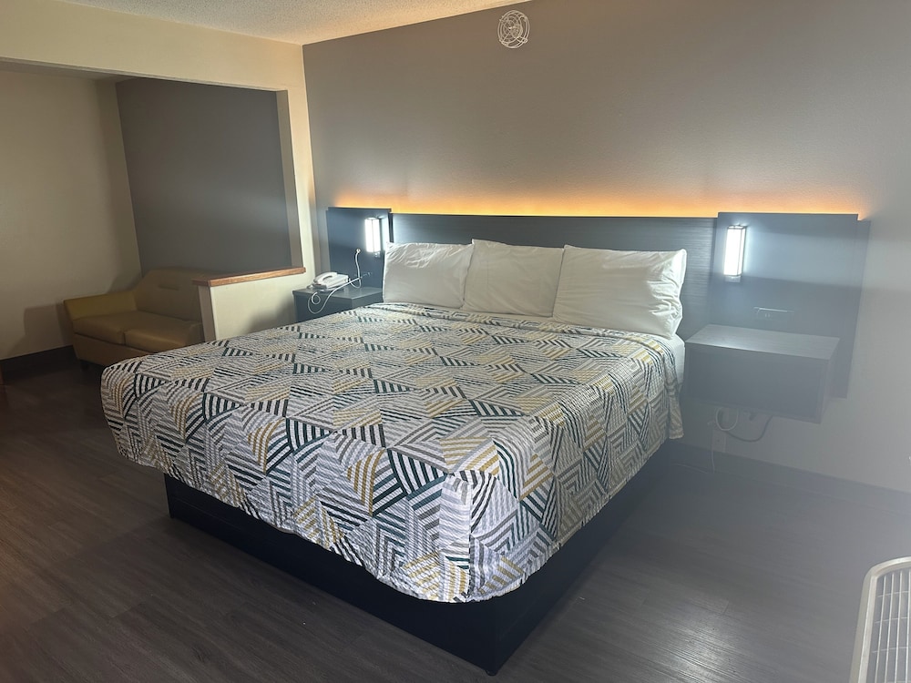 Deluxe Suite, 1 King Bed, Non Smoking, Refrigerator & Microwave - Photo 3