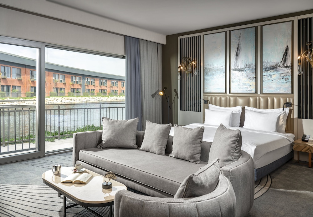 Suite, 1 King Bed, Sea View
