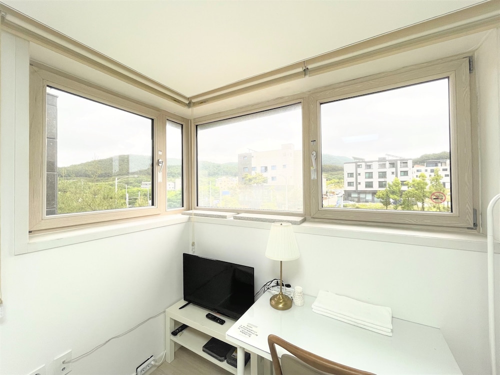 Basic Twin Room, 1 Bedroom, Non Smoking, Garden View (Self Check-In) photo 3