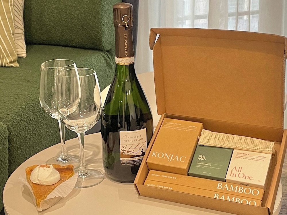 [Romantic PKG winter- Champagne,Slice of Pie,2PM Late Check-out,Bath Kit] Premier Suite Double