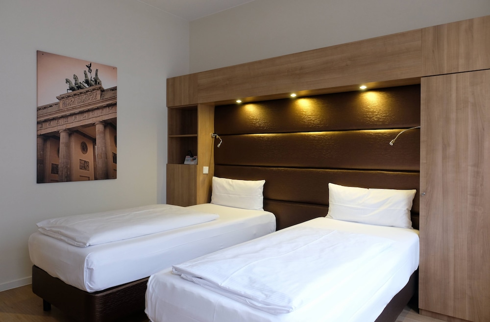 Double Room, Allergy Friendly, Courtyard View thumbnail 5