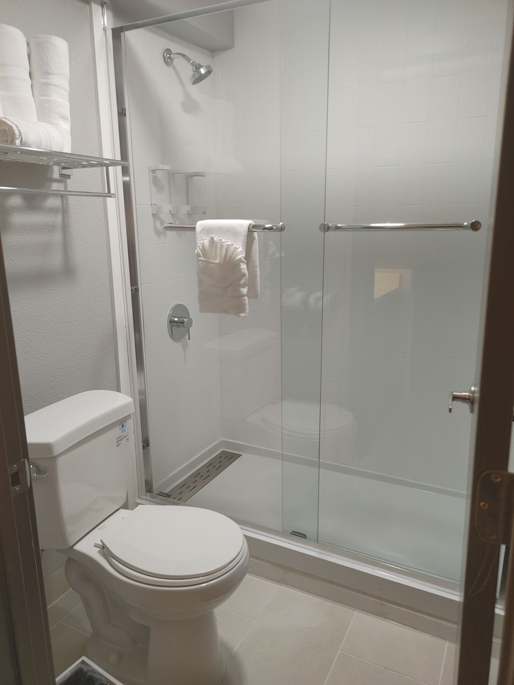 Standard Room, 2 Queen Beds, Non Smoking, Refrigerator & Microwave (Shower Only) - Photo 2