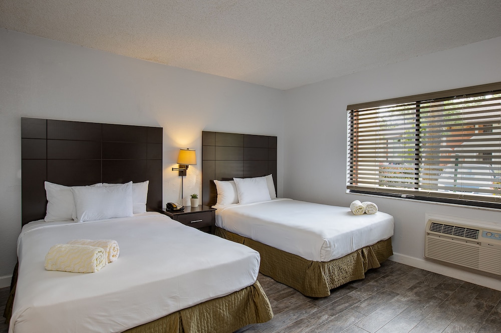Suite, 2 Bedrooms (at the Oaks) - Photo 4