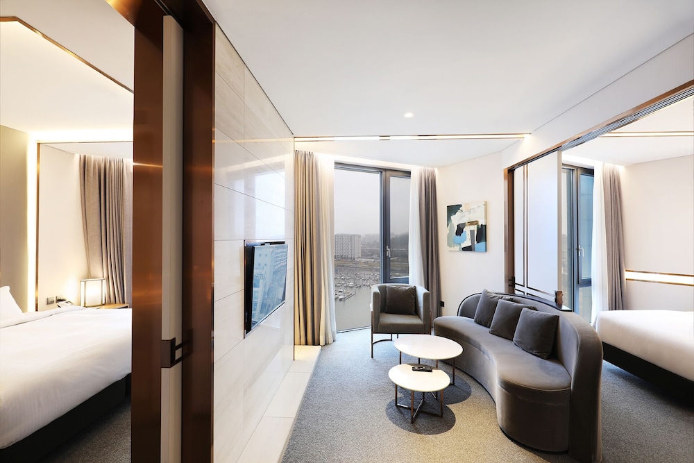 Queen Suite (Complimentary Pool Access for 4) - Photo 8