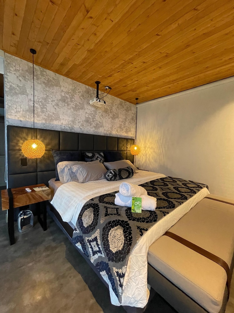 Comfort Cabin, 1 Bedroom, Hot Tub, Mountain View photo 2